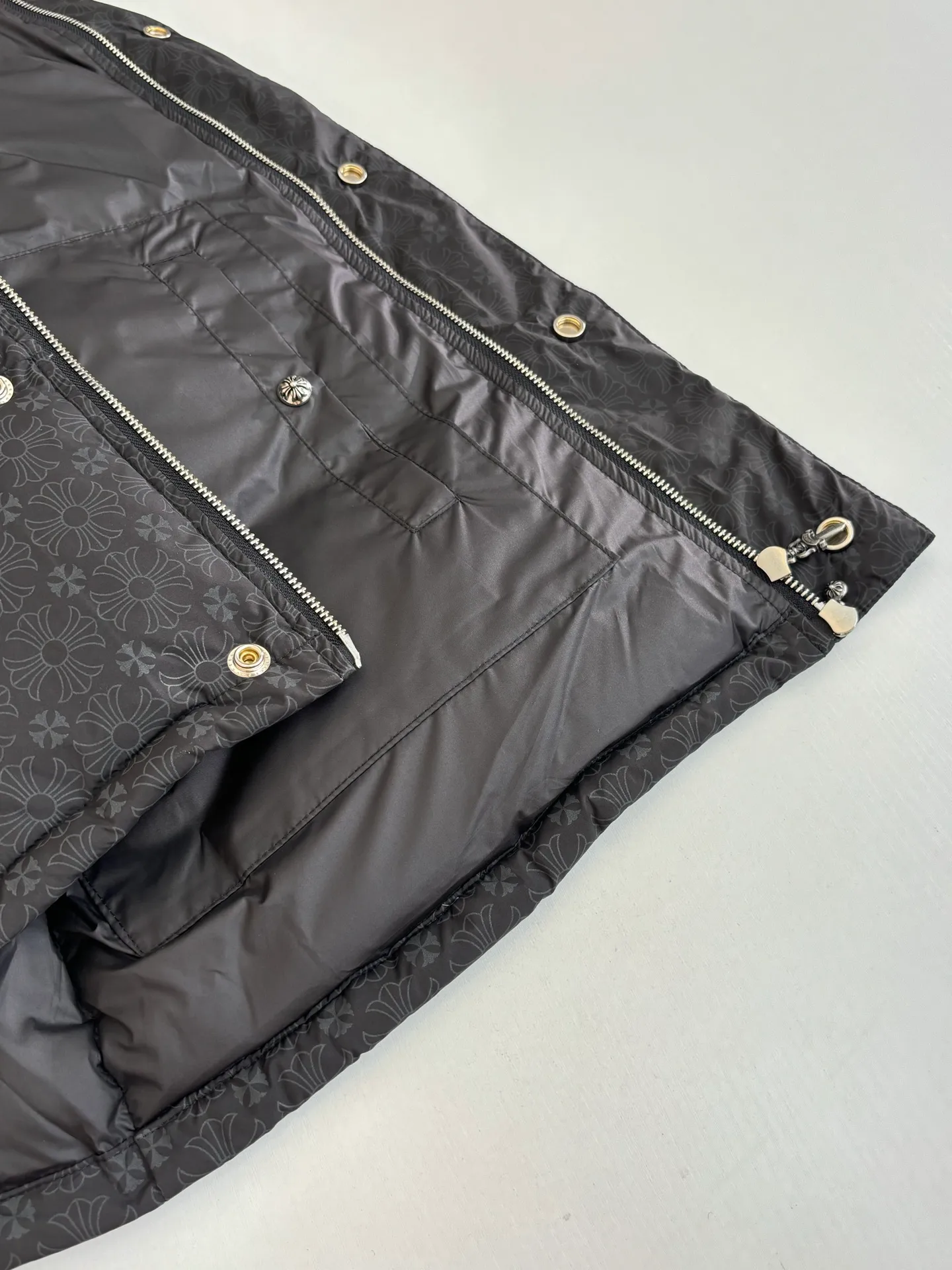 P810 Chrome Heart*/Chrome Heart dark pattern jacquard down vest uses a unique dark pattern jacquard process to make the fabric visually present a rich layering and three-dimensional effect, which is both beautiful and fashionable. High-quality fabrics, special fabrics that are waterproof, stain-proof and breathable, ensure the practicality and comfort of the clothes. The down filling is full and even, ensuring good thermal insulation performance. Filled with 90 white duck down Size: S/M/L/XL